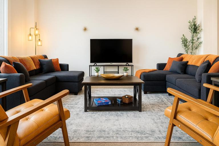 Spacious Loft with Fireplace - near CSU, Playhouse, Progressive field, R&R Hall of Fame with Gym & Sauna and Sleeps 12 - B&B Cleveland