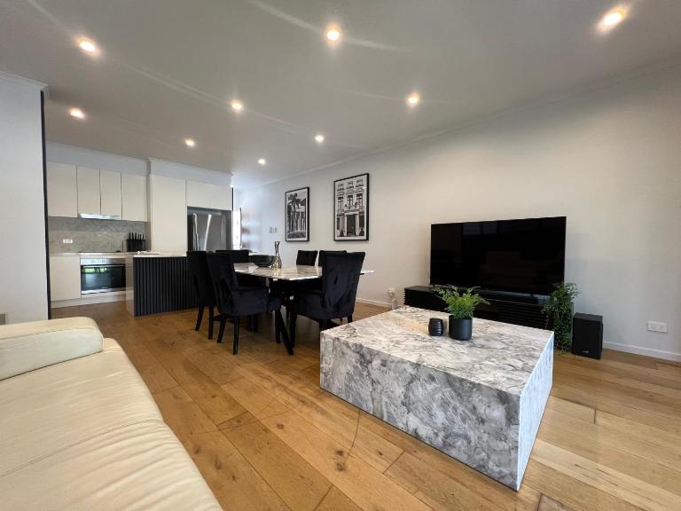 Peaceful 3BR 2BA with Parking Near Airport and CBD - B&B Brisbane