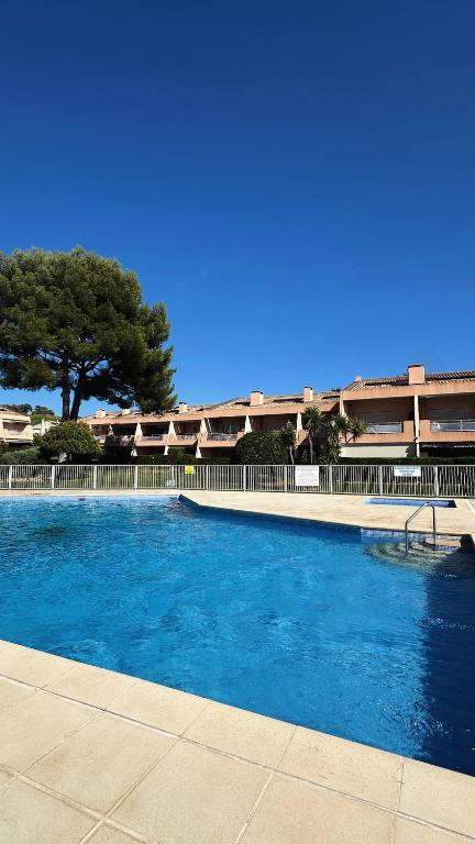 Appartement Hélène 200m plage, piscine et terrain de tennis - B&B Le Pradet