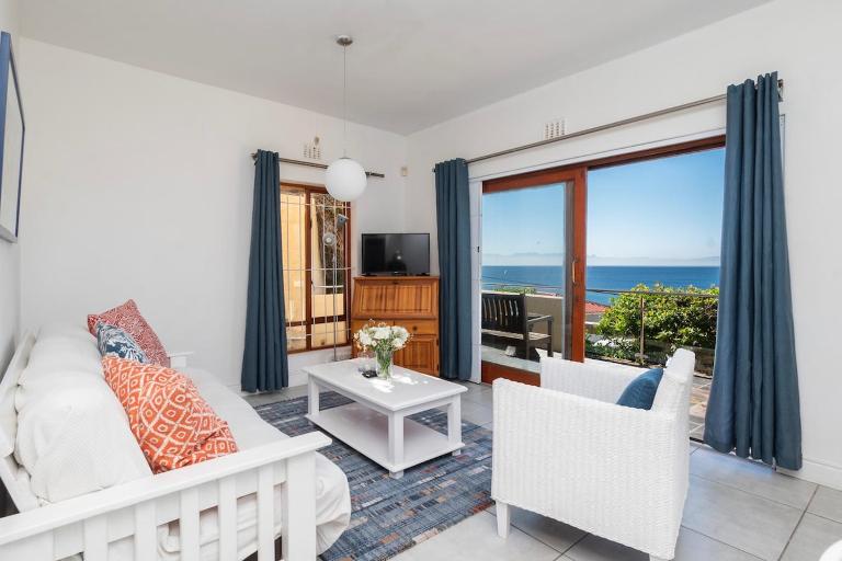 Azure Work-Friendly Coastal Stay with Views - B&B Cape Town