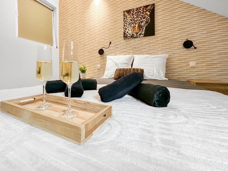 Fibre Ultra-Rapide, Lit Queen Size, Cosy & Calme - Chambres d'hôtes Tourcoing