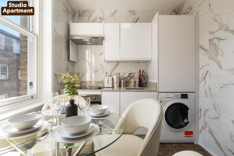 Lively Soho Studios and 2 Bedroom In the Heart of Londons Nightlife No Lift GSG - Ferienwohnung London