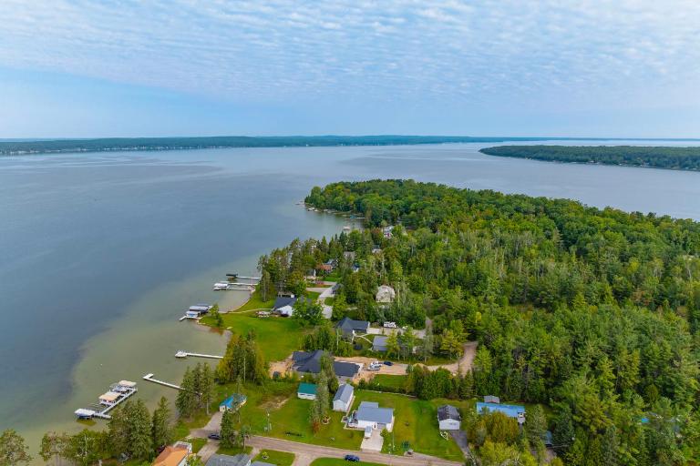 Boat & Pet Friendly Home Near Mullett Lake - Chambres d'hôtes Indian River