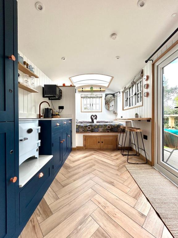 Luxury Shepherds Hut With Wood Fired Hot Tub - B&B Mawgan Porth