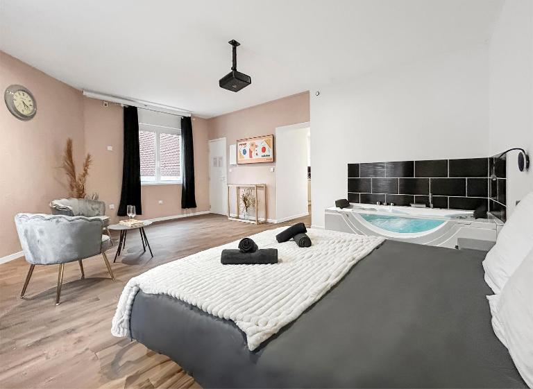 Balnéo privée & cinéma XXL - Logement premium à Tourcoing - Chambres d'hôtes Tourcoing