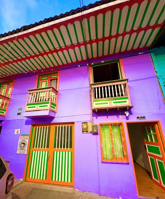 Alojamiento casa Valencia en el centro de Filandia, Quindío - B&B Filandia