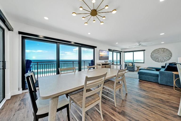 Direct oceanfront corner penthouse with huge wrap-around balcony offering beach and pool views - B&B New Smyrna Beach