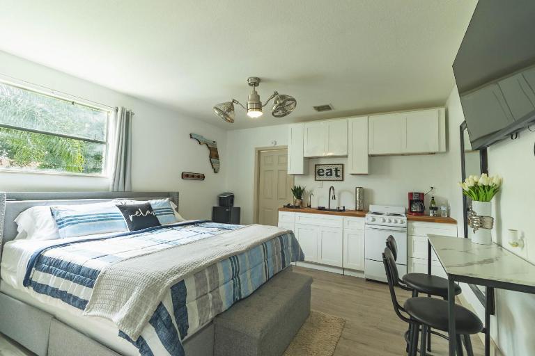 10 Minutes from Universal - Relaxing Guest Suite - Bed and Breakfast Orlando