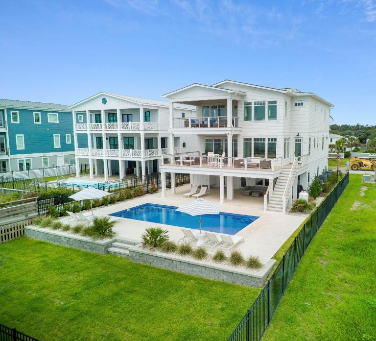 Roosevelt Oceanfront Escape by Emerald Isle Realty - B&B Pine Knoll Shores