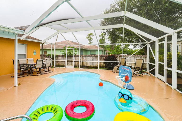 Pool & Fire Pit: Family-Friendly Palm Bay Home! - Chambres d'hôtes Palm Bay