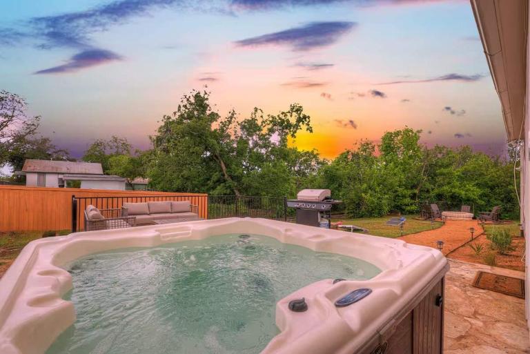 Moment in Time - Hot Tub & Fire Pit - B&B Fredericksburg