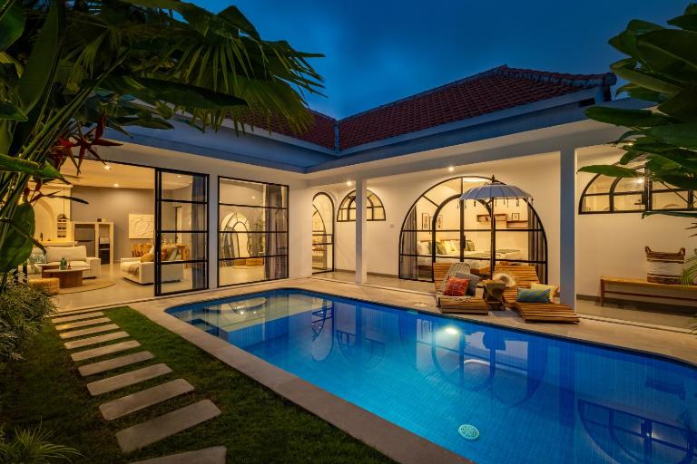 Villa Hamal by DVH Luxe Retreats 2BR Tropical Pool Villa - Ferienwohnung Tambakboyo