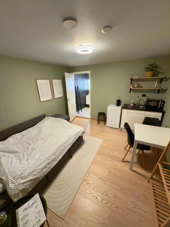 Modern 1-room apartment - right by the Arctic Cathedral and Fjellheisen - Ferienwohnung Tromsø