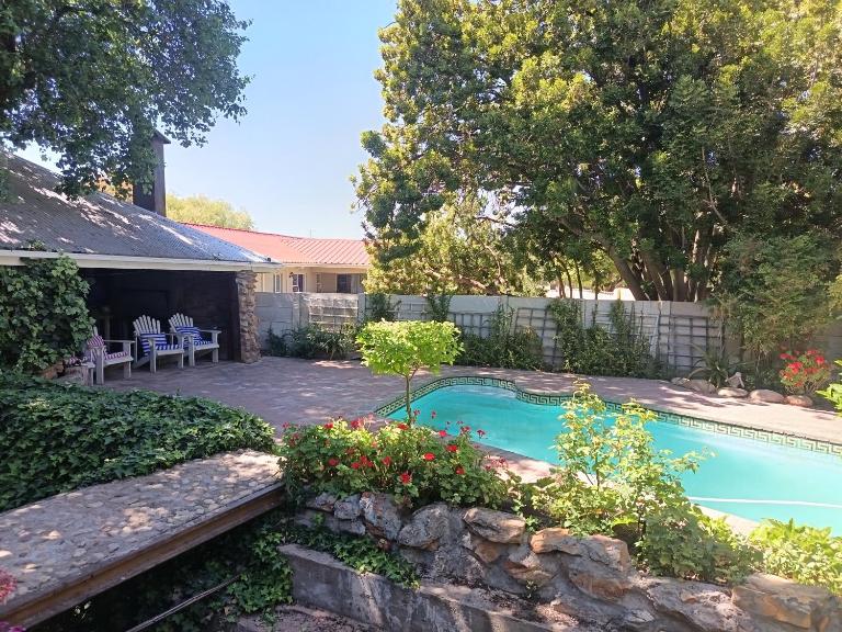 Stonehenge family home - B&B Oudtshoorn