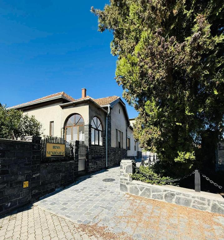 Irma Vendégház - Bed and Breakfast Badacsonytomaj