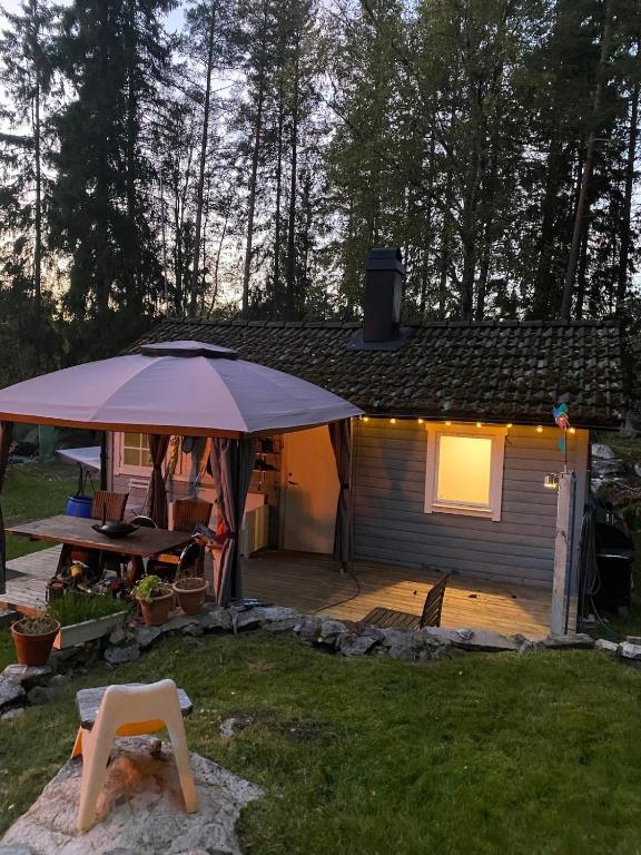 Cozy cottage in the woods near lake & sauna - Chambres d'hôtes Edsbro