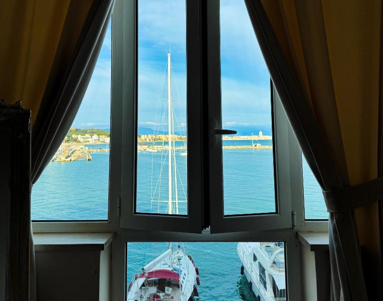 LA MAISON DU PORT - Superior Apartment, bright, glam, and refined with a wonderful sea view in Anzio city center - Ferienwohnung Anzio