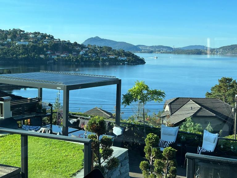 Villa med 5 soverom, 4 bad og 3 kjøkken, 400 m fra lokal badestrand - B&B Bergen