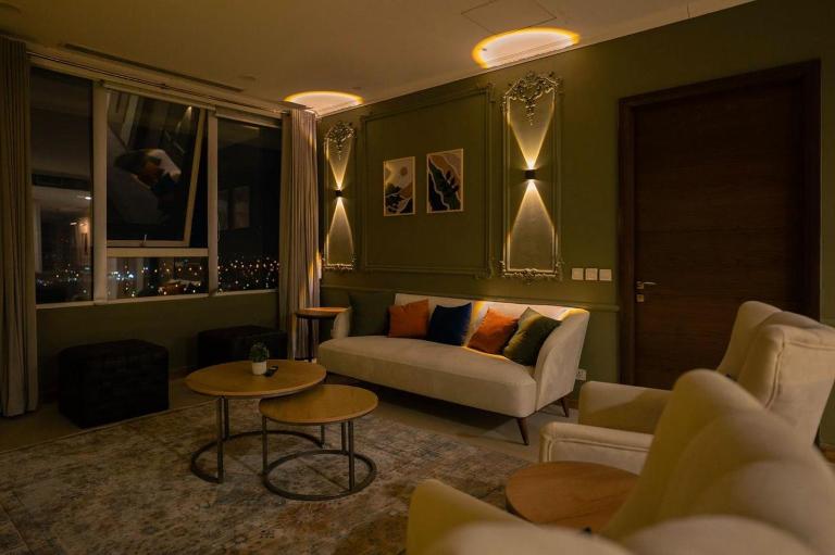 Gold Crest Mall Luxury Apartments with Balcony by Prime Lodging in DHA Lahore - Ferienwohnung Lahore