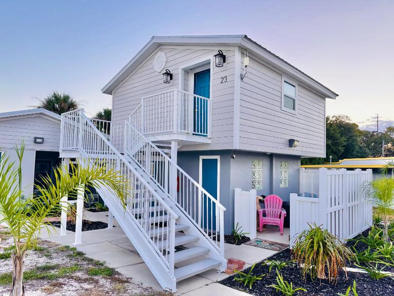 Cottage 23, The Lighthouse - Dora Canal Court - a downtown, waterfront community - B&B Tavares