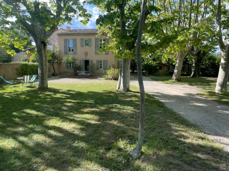Villa des Platanes - Maison provençale avec jardin, parking & barbecue au cœur du vignoble du Château de Barbebelle Rognes - Proche Aix-en-Provence - 6 personnes - B&B Rognes