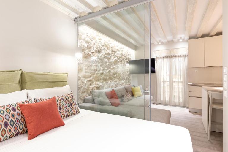 Petite Town Hall Apartment by Konnect, Old Corfu Town - B&B Karyófyto