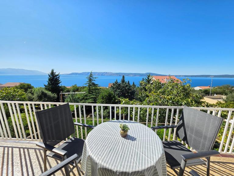 DOBRILA NV Apartment with terrace and sea view - Chambres d'hôtes Novi Vinodolski