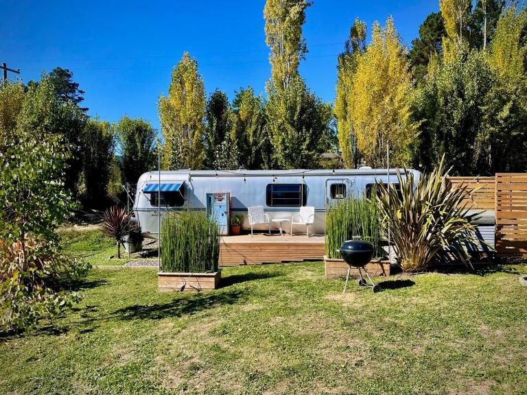 Peaceful Farm Airstream Camper Retreat - Hot Tub - B&B Eureka