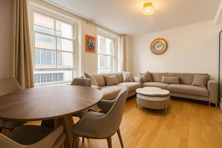 Soho Living Chic 1BR Flat on Wardour Street, 2nd Floor - No lift 4WD - B&B London