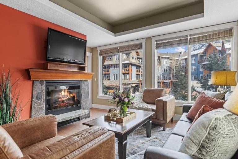 Mountain View Escape Sleeps 6 with Hot Tub and Pool - B&B Canmore