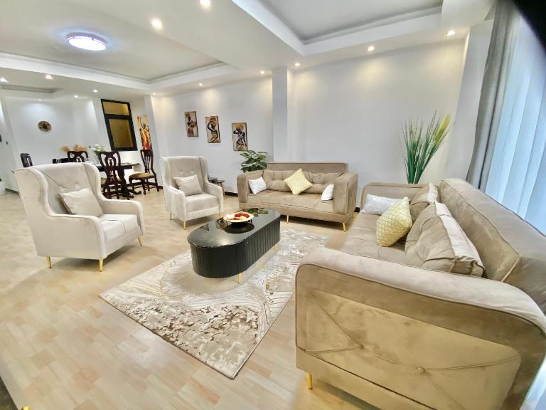 Modern Bole stay with city views, walk to airport - Bed and Breakfast Addis Abeba