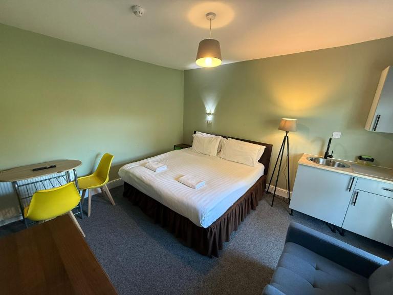 Southsea 2nd Floor Studio Apartment, Free Private Parking - B&B Portsmouth