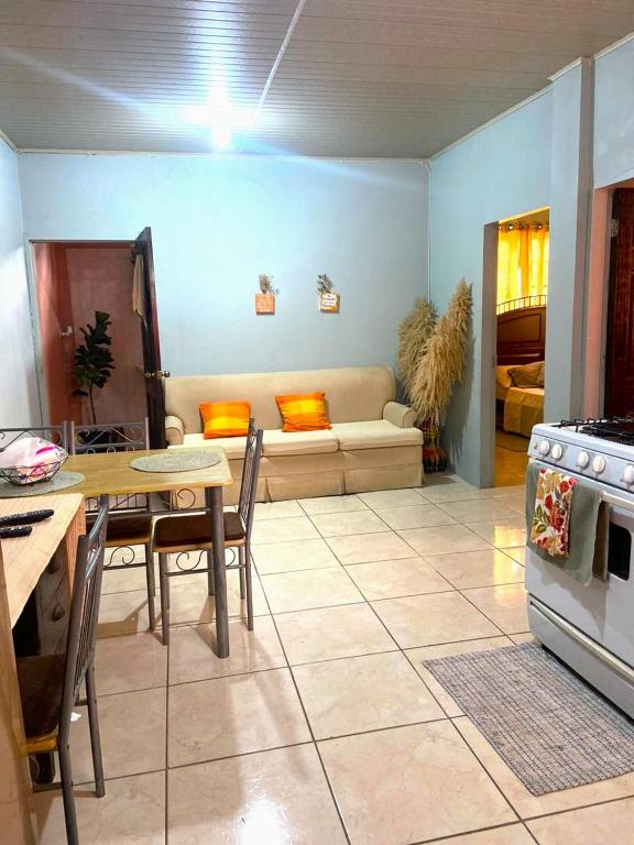 Relaxing 2 bedroom with AC, WiFi, Central Location - Ferienwohnung Golconda