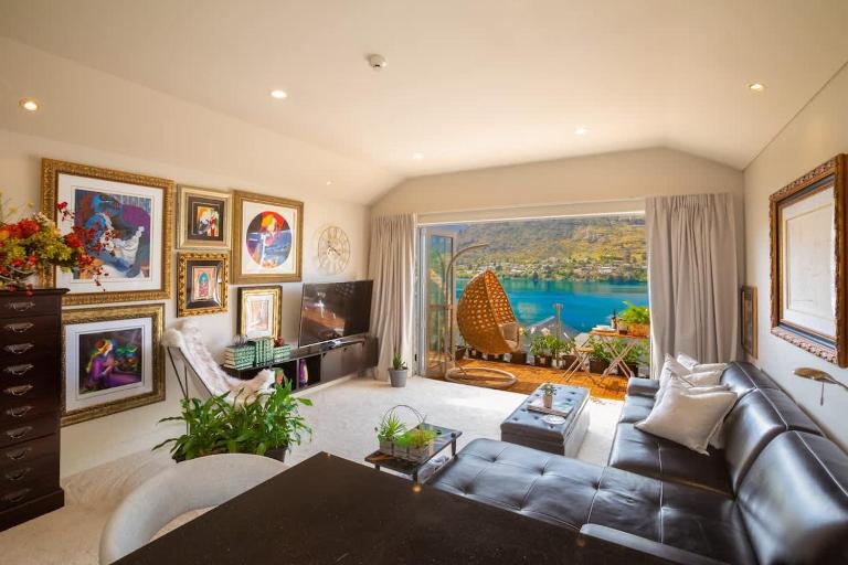Lakefront Mountain Views Stylish unit - B&B Queenstown