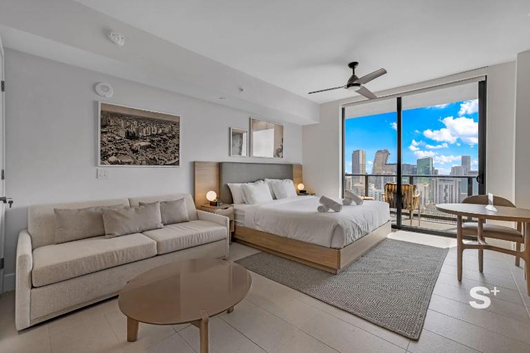 46th-Floor High-Rise Studio in DTW - Balcony, Pool & Gym - B&B Miami