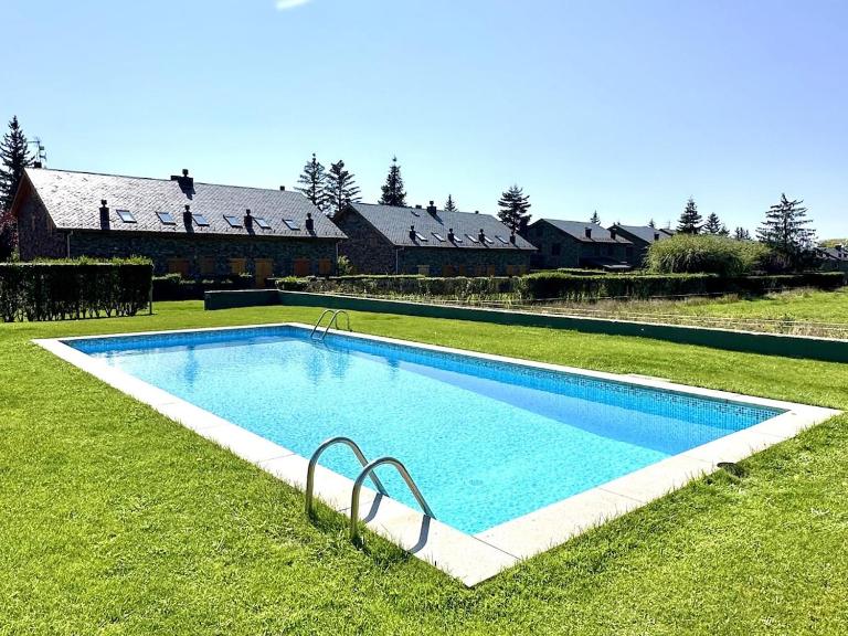 Marmota, Ático en Llívia, jardín comunitario con piscina y pista de tenis - B&B Llívia