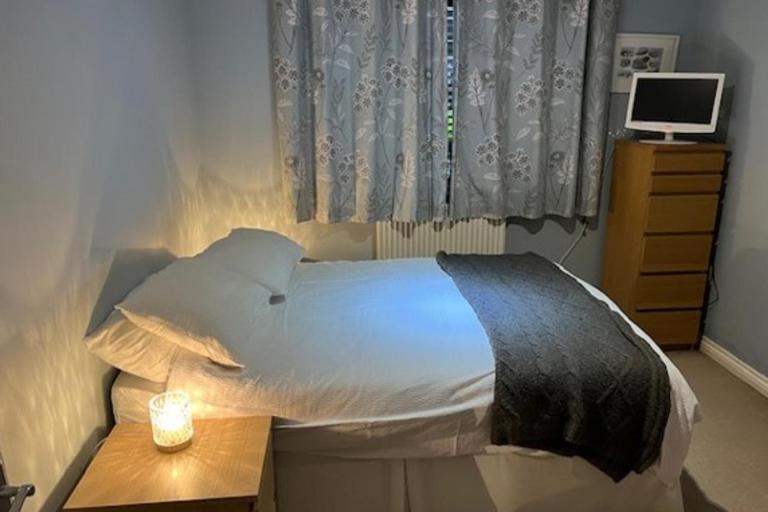 1 Bedroom Apartment Sleeps 2 - Tv - Bed and Breakfast Copthorne