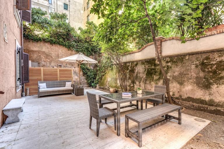 Vico 2bdr Piazza del Popolo with private garden - B&B Rome