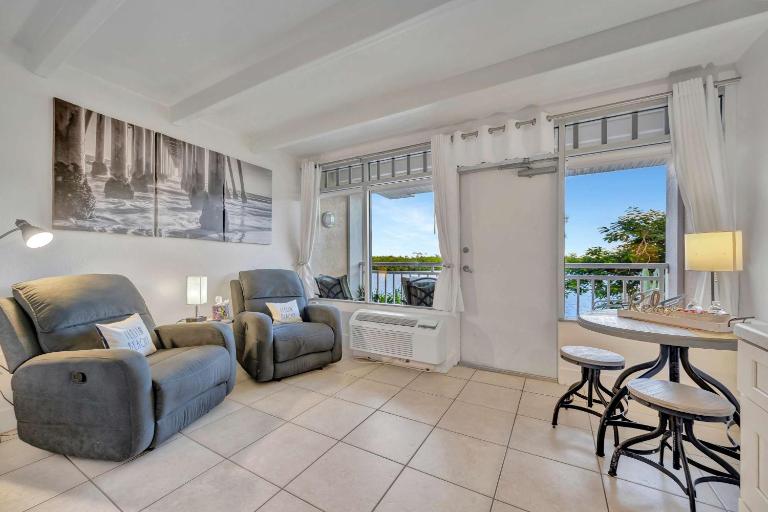 Sunset Suite Heated Pool Tennis & Gym Balcony - B&B Ruskin