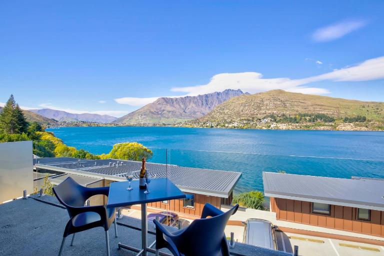 Supreme Lakefront With Jaw Dropping Views - Ferienwohnung Queenstown