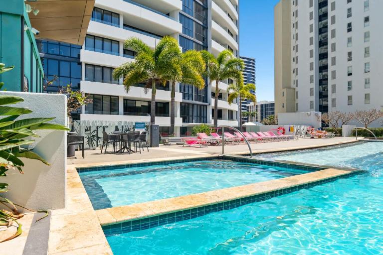 Ocean View 3 BR Apt Broadbeach - B&B Gold Coast