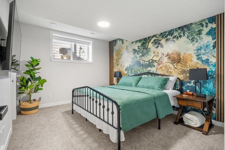 King Bed, Full Kitchen, Self Check-In Free Parking, Family Dining, Washer Dryer - Bed and Breakfast Calgary
