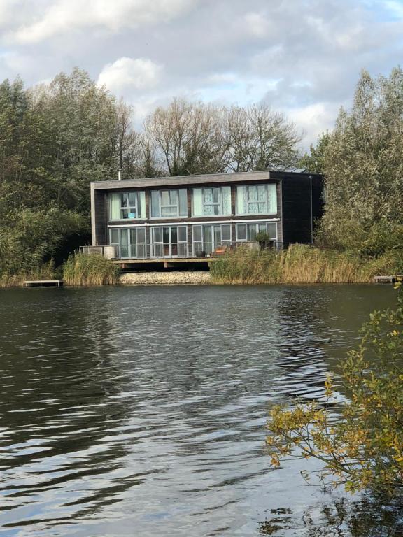Luxury Lakeside House at Lakes by Yoo - Chambres d'hôtes Lechlade