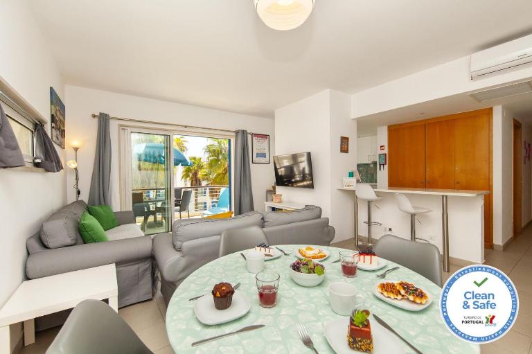 B06 - Top-Floor Marina 2 Bed Apartment - B&B Lagos