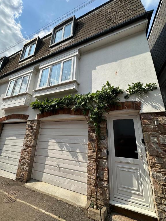 Very Central - 3 Bedrooms, Sleeps 6, garage & terrace - B&B Dartmouth