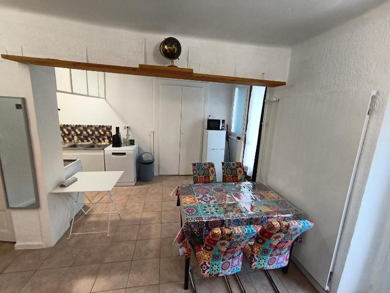 Apppartement dans maison avec terrasse plein sud , Netflix, parking et fibre - B&B Cervens