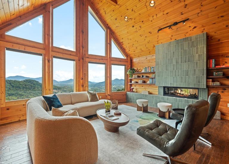 Mid-Century Decor Cabin with Stunning Views - Chambres d'hôtes Waynesville
