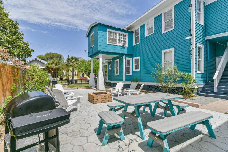 3 Room 2nd-Floor Suite near Beach, Pier, Strand - B&B Galveston