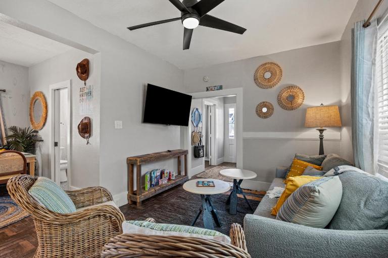 Coastal Escape, Steps to Beach, Fire Pit - B&B Galveston