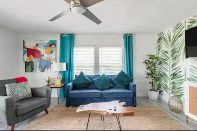 Beach House with Huge Deck and Great Views - Bed and Breakfast Galveston